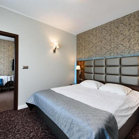 Hotel Nowy Dwor Trzebnica Exteriör bild