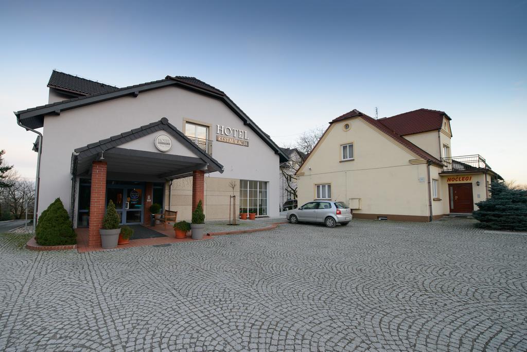Hotel Nowy Dwor Trzebnica Exteriör bild