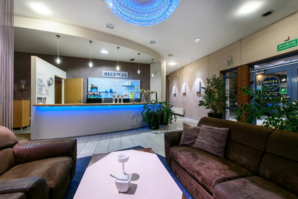 Hotel Nowy Dwor Trzebnica Exteriör bild