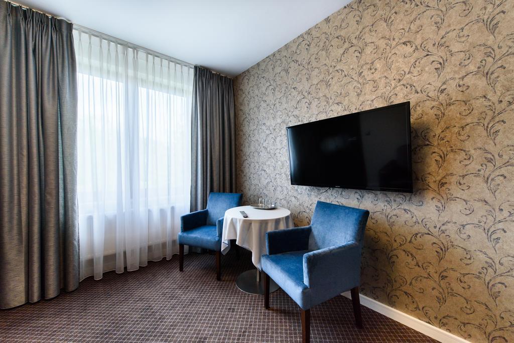 Hotel Nowy Dwor Trzebnica Exteriör bild