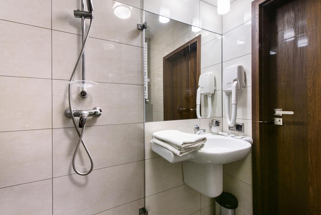 Hotel Nowy Dwor Trzebnica Exteriör bild