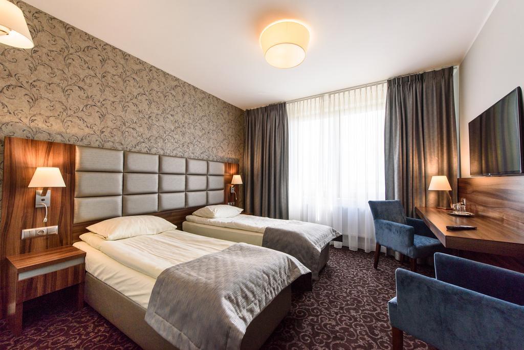 Hotel Nowy Dwor Trzebnica Exteriör bild