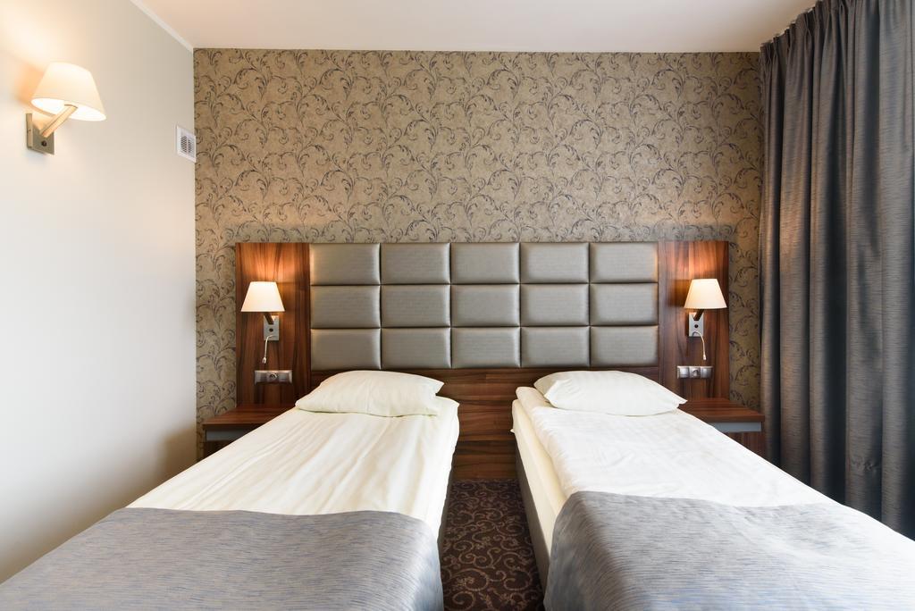Hotel Nowy Dwor Trzebnica Exteriör bild