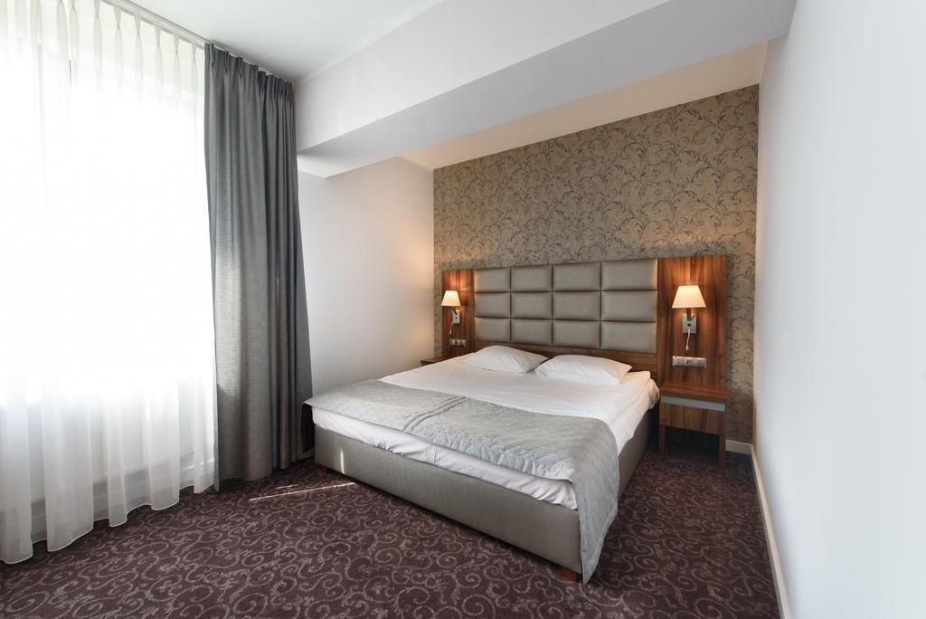 Hotel Nowy Dwor Trzebnica Exteriör bild