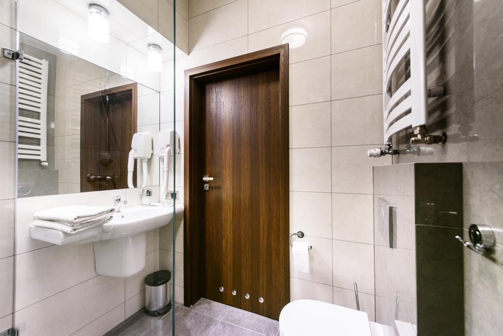 Hotel Nowy Dwor Trzebnica Exteriör bild