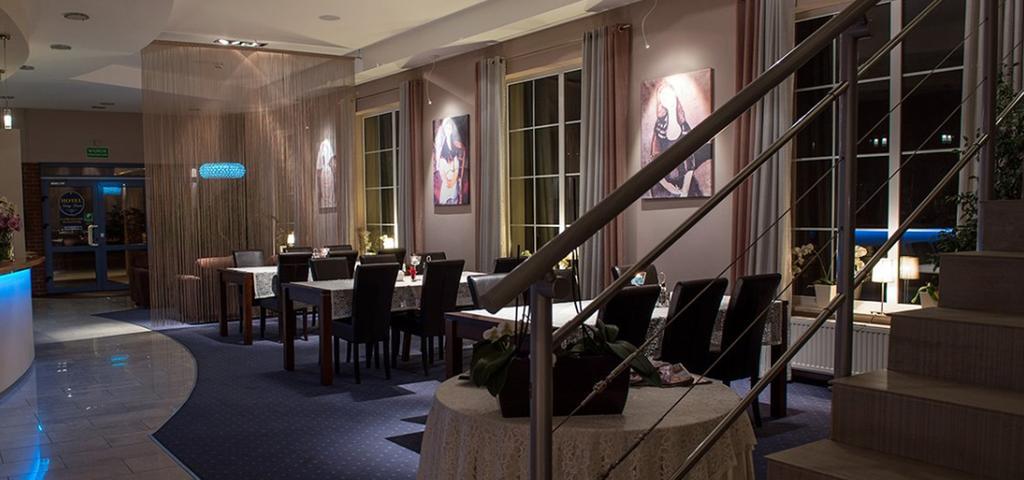 Hotel Nowy Dwor Trzebnica Exteriör bild