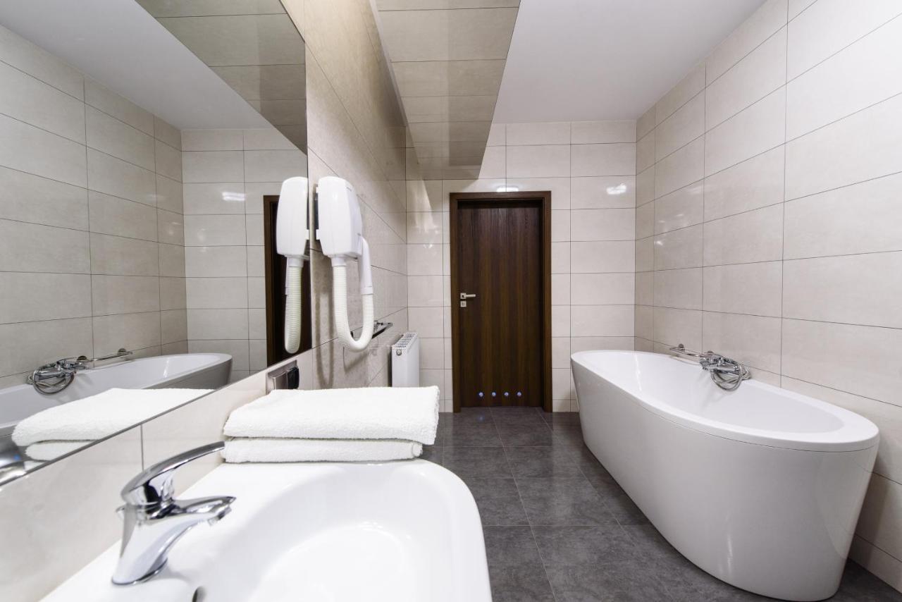 Hotel Nowy Dwor Trzebnica Exteriör bild