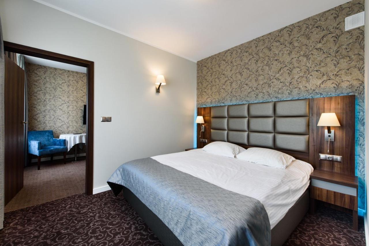 Hotel Nowy Dwor Trzebnica Exteriör bild