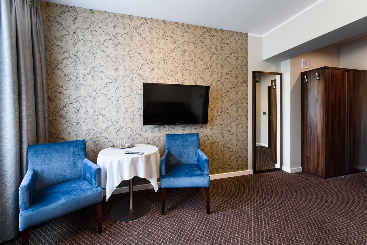 Hotel Nowy Dwor Trzebnica Exteriör bild
