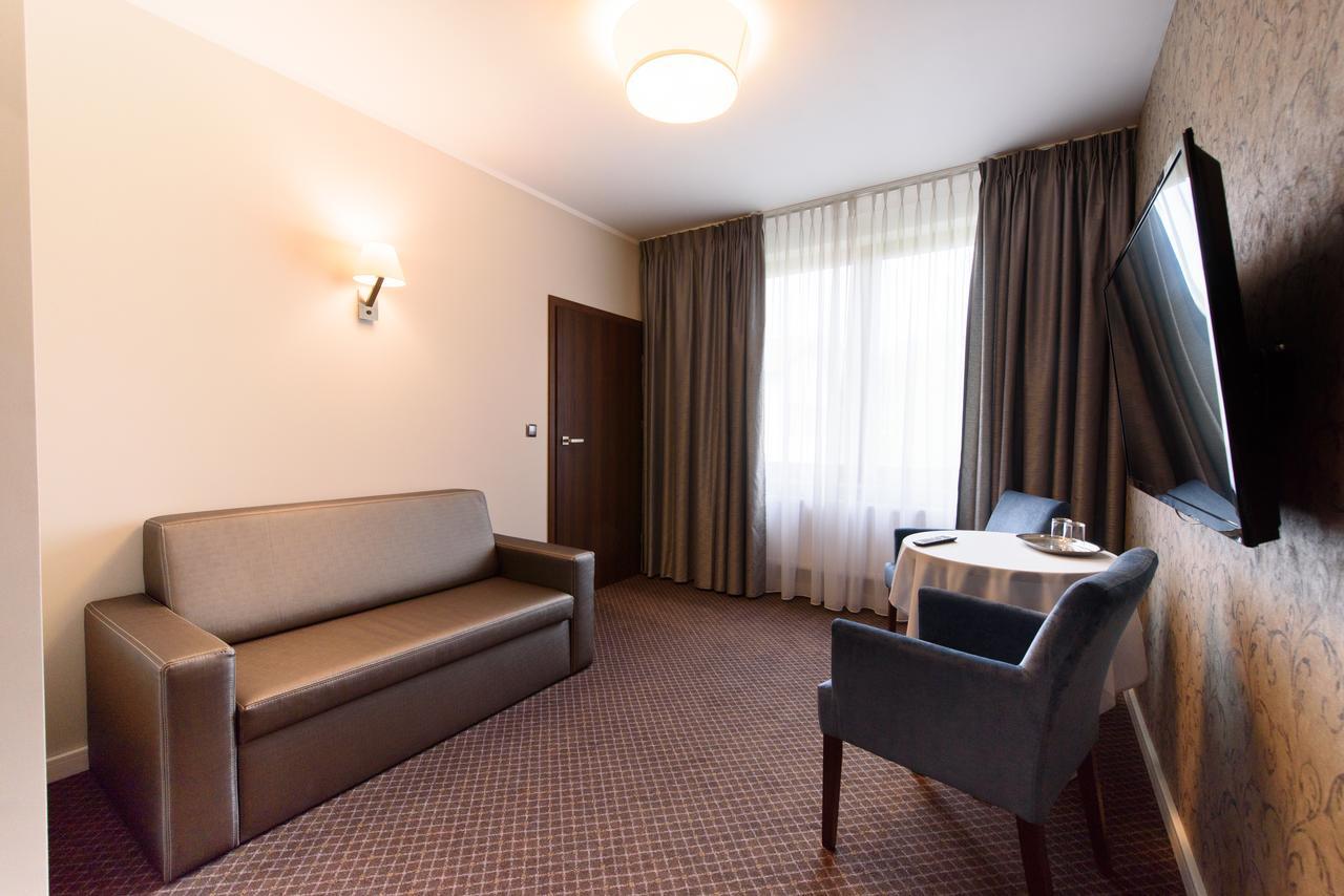 Hotel Nowy Dwor Trzebnica Exteriör bild